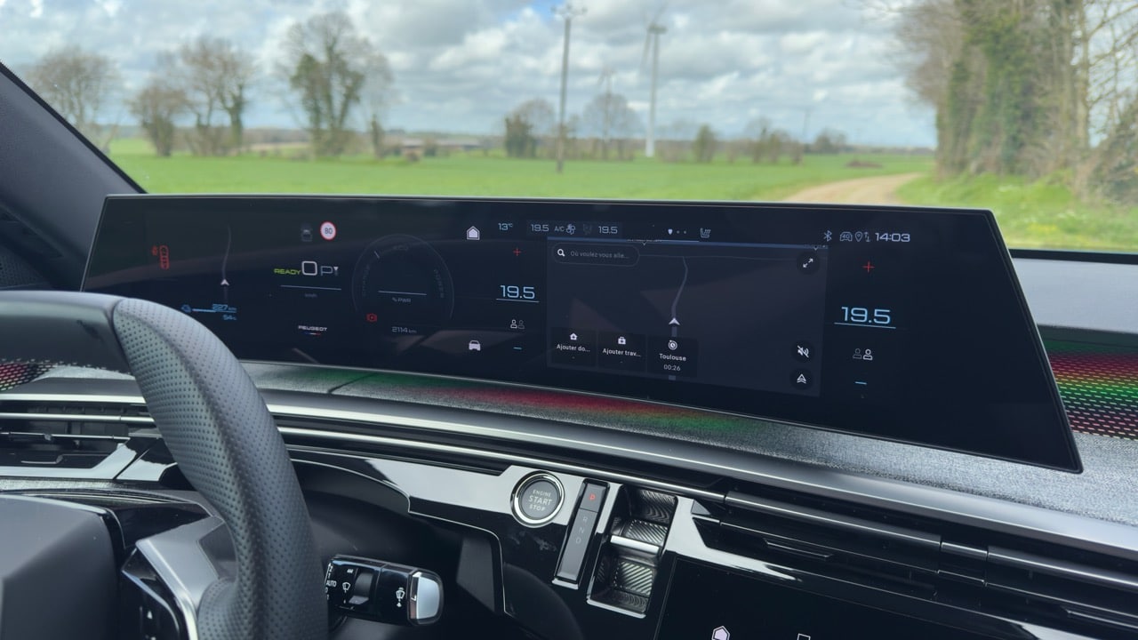 La nouvelle plancehe de bord du e-3008 est entièrement numérique