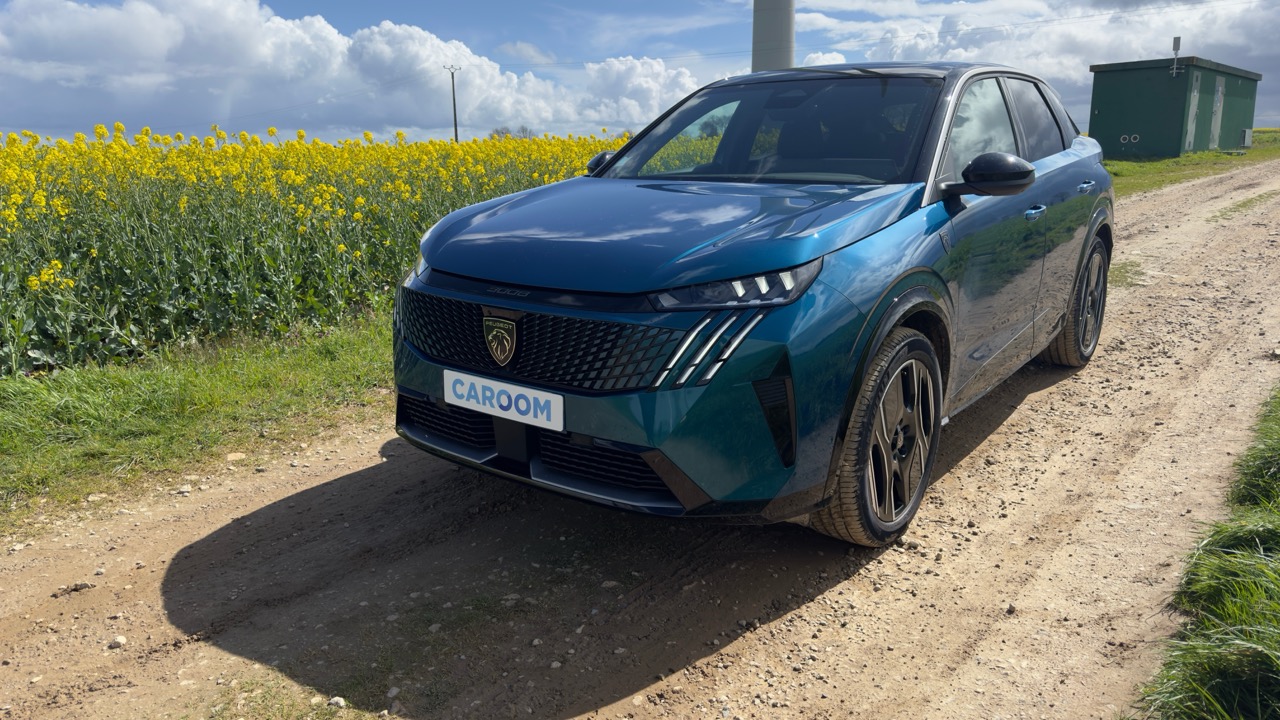 Le Peugeot e-3008 en vue de profil avant