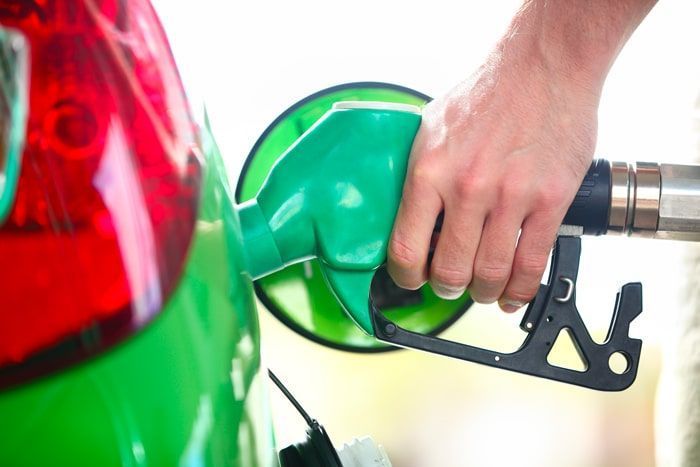 Personne en train de faire le plein de carburant